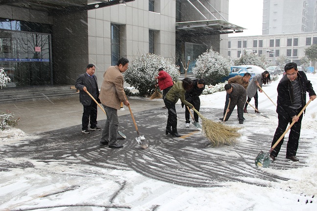 市中心积极开展扫雪除冰活动